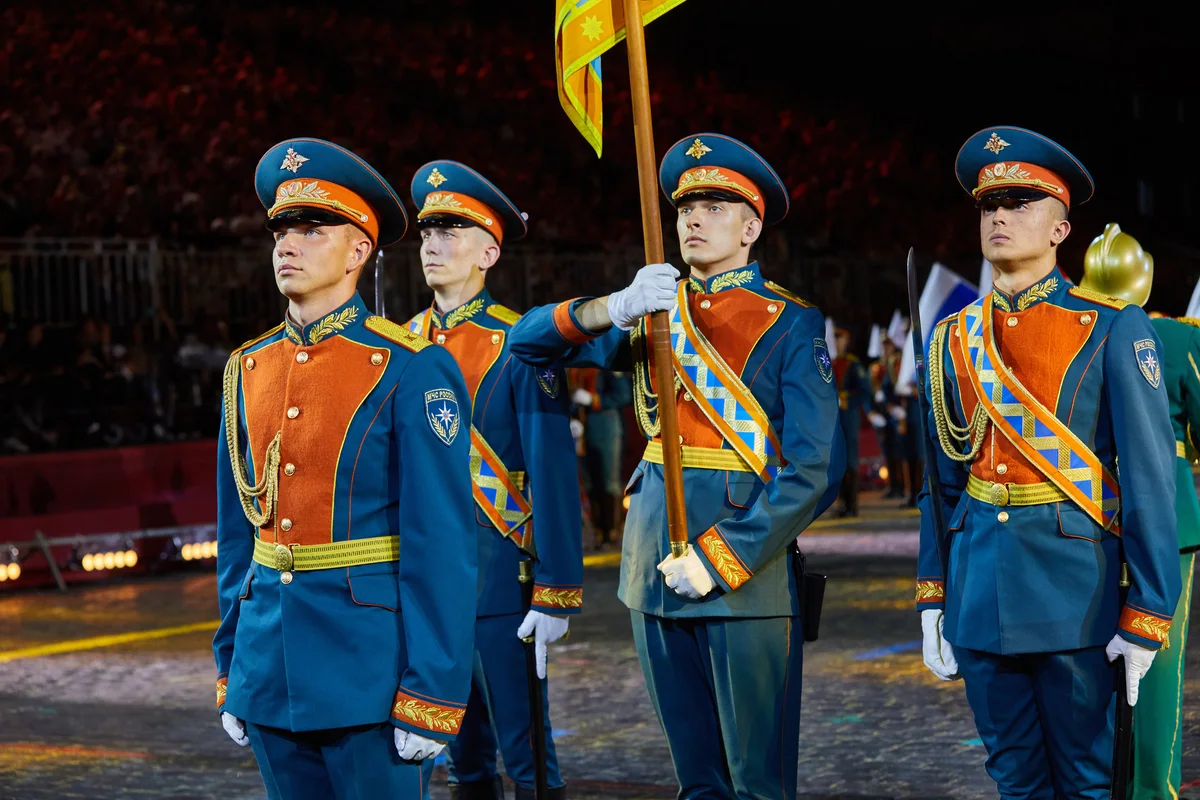 Ч/б фото: почётный караул у памятника пожарным